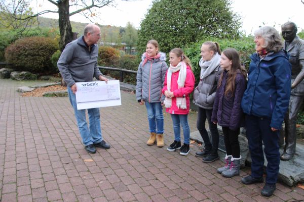 Spende für Katta-/Vari-Anlage im Opel-Zoo